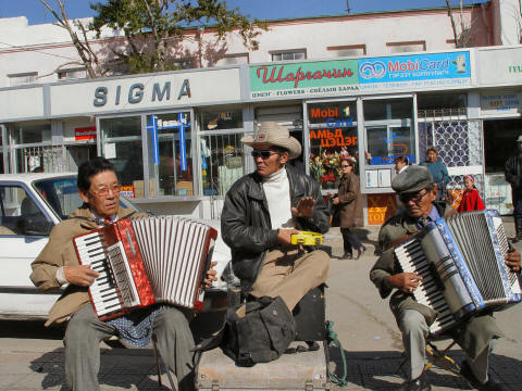 CLICK ON PHOTO FOR ENLARGEMENT - Ulaan Baatar street musicians