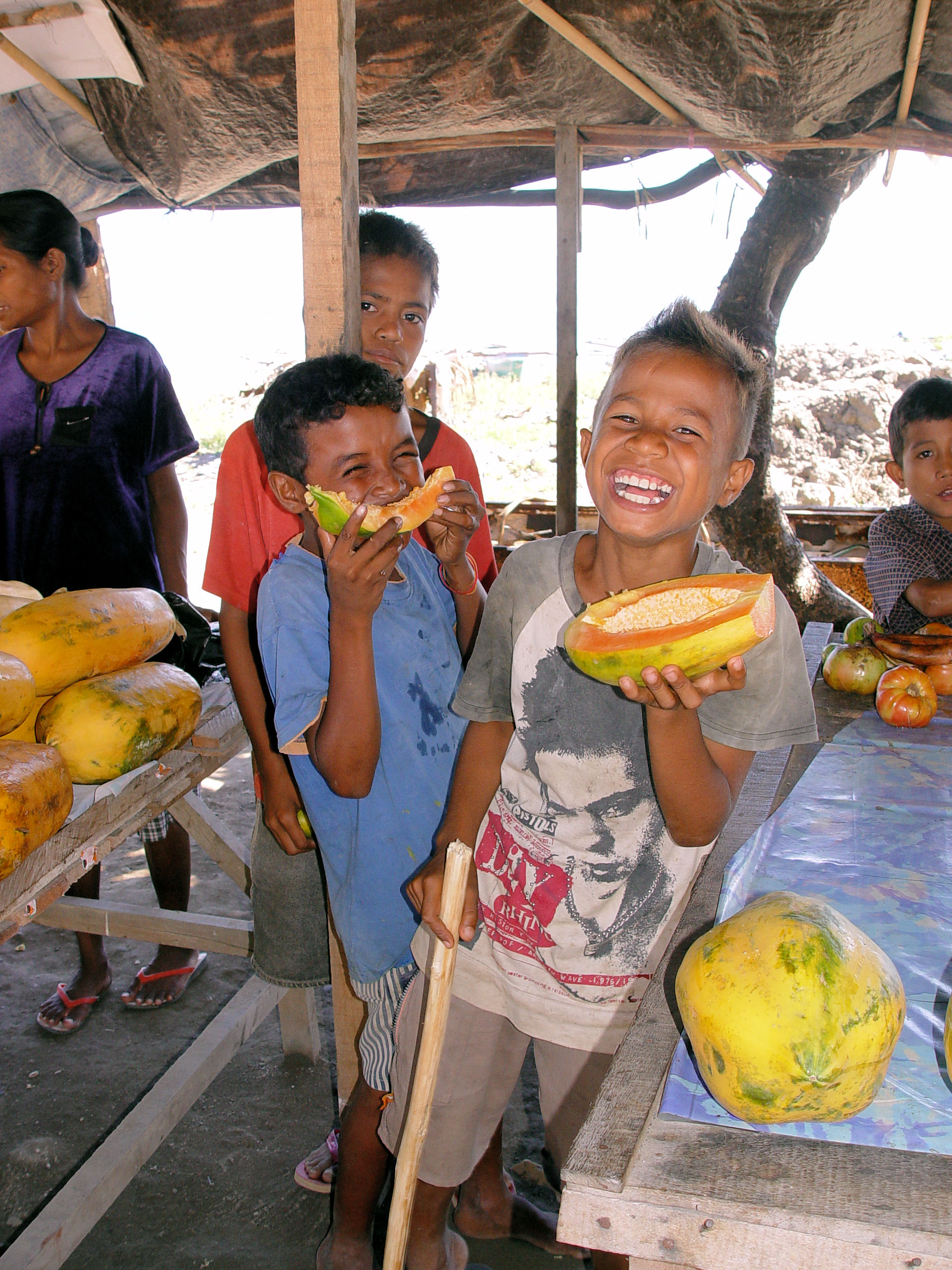 CLICK HERE - Dili papaya vendors